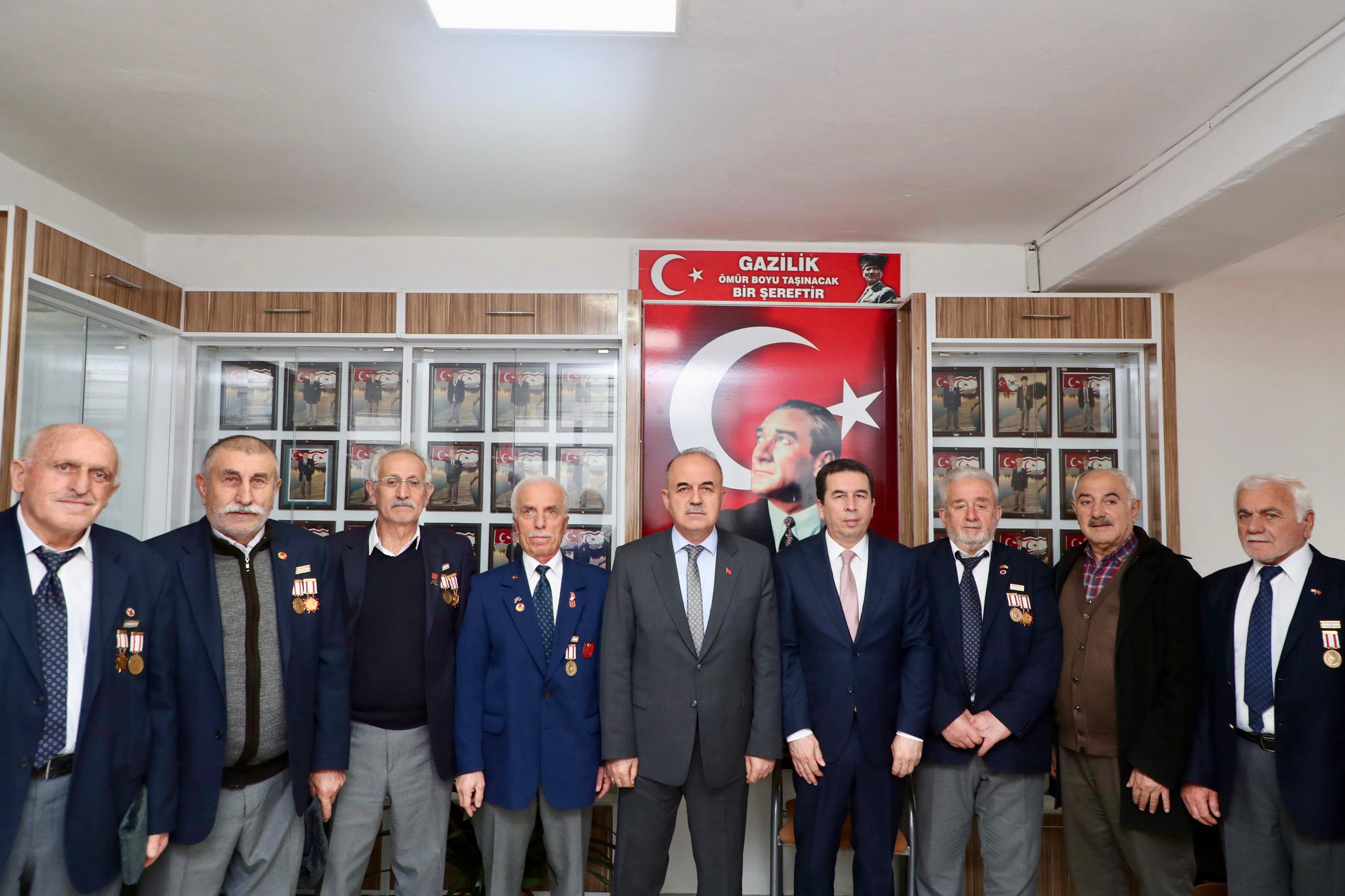 Vali Muammer Erol, Gaziler Derneği ve Gazeteciler Derneği'ni ziyaret etti.