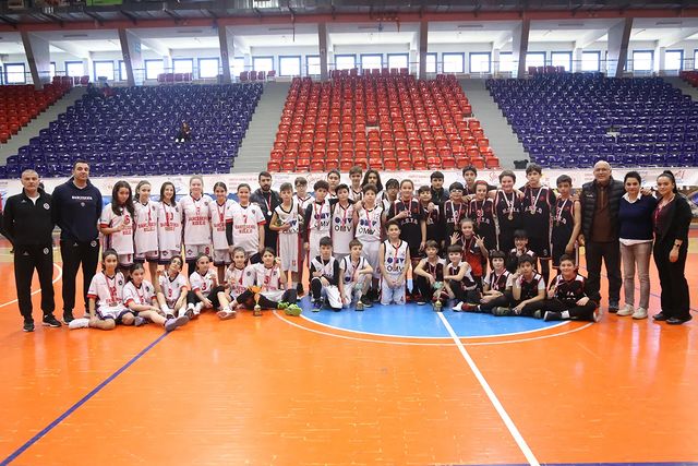 Ordu'da Gençlik Basketbol Maçları Sonuçlandı: Hamdullah Suphi Tanrıöver Ortaokulu ve Bahçeşehir Koleji Şampiyonluğa Ulaştı