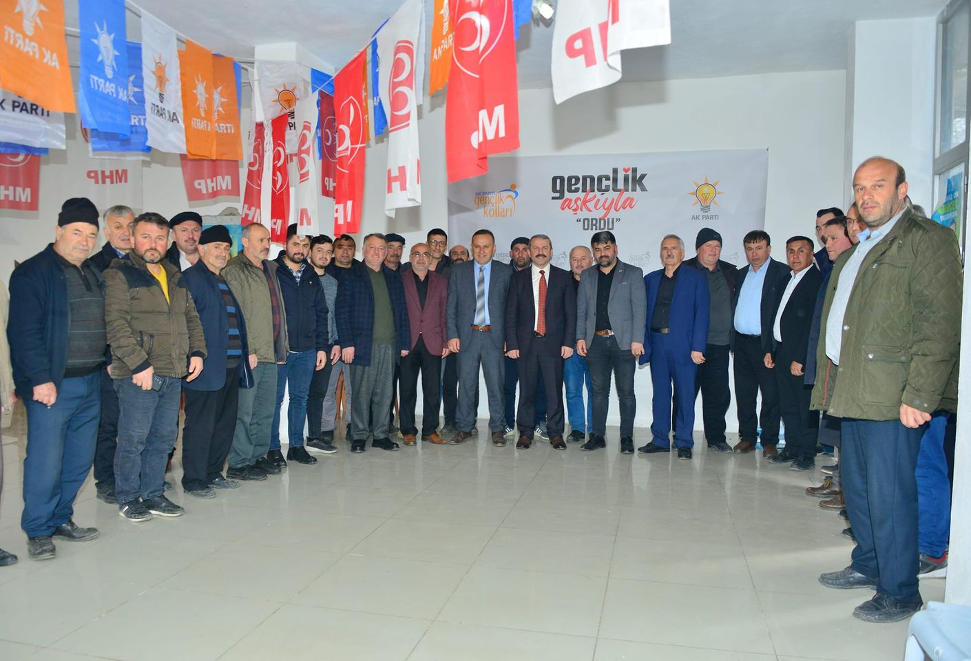 AK Parti Çaybaşı Belediye Başkan Adayı İsmet Yanık, İlküvez'deki seçim koordinasyon merkezini ziyaret etti.