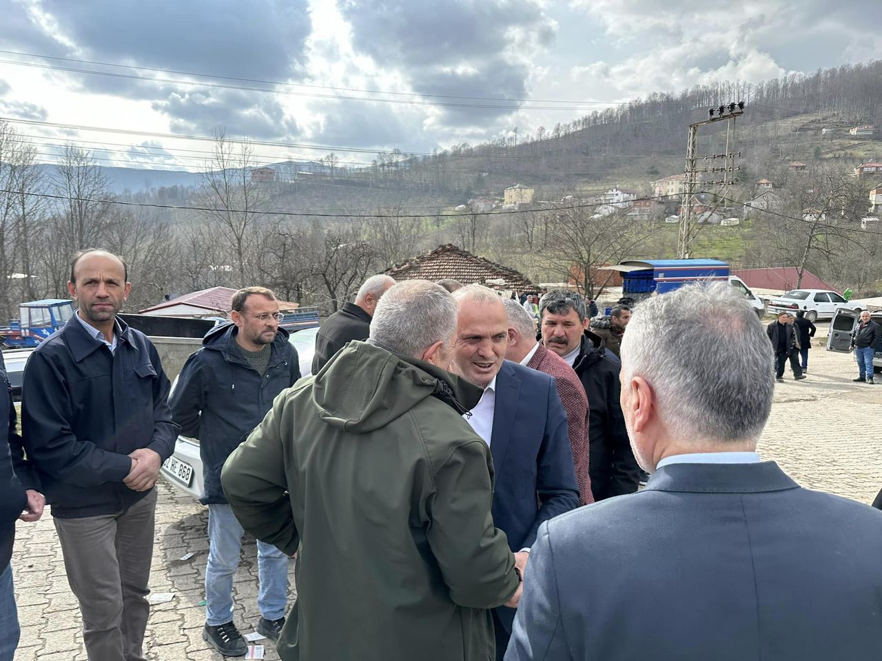 Korgan Belediye Başkanı ve Ordu Büyükşehir Belediye yetkilileri, Çayırkent Mahallesi'nde incelemelerde bulundu.