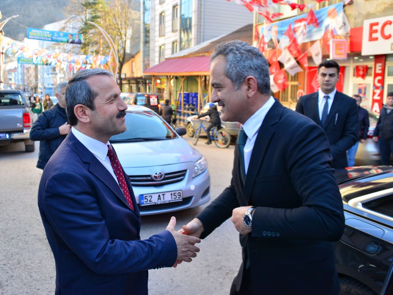 Eski MEB Bakanı Mahmut Özer ve AK Parti Ordu İl Başkanı Selman Altaş, Akkuş Belediyesi'nde teşekkürlerini iletti.