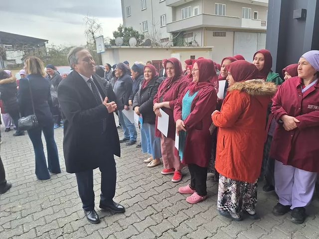 CHP Ordu Milletvekili Seyit Torun, Ünye'deki fındık işleme tesisi ziyaretinde çalışkan kadınlarla buluştu.