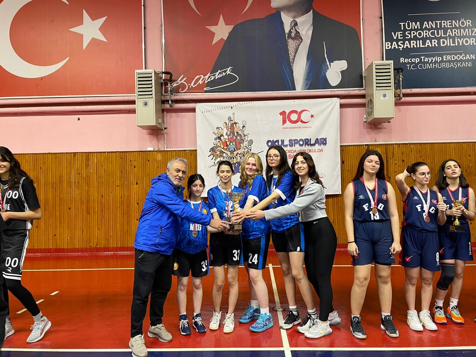 Ünye'de Mehmet Refik Güven Anadolu Lisesi Kız Basketbol Takımı Bölge Finallerine Gitme Hakkı Kazandı