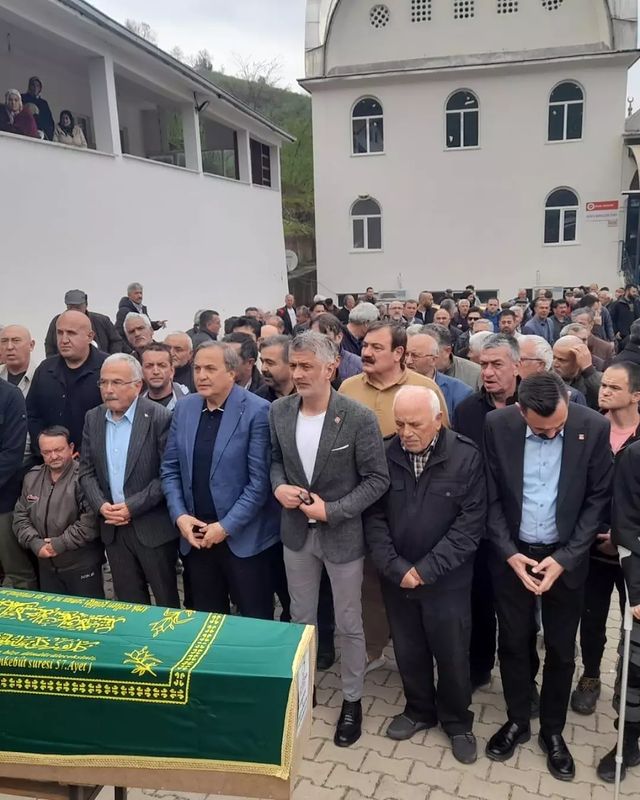 Gülyalı'da Trajik Ölüm: Seyit Torun Cenaze Töreninde Aileyi Teselli Etti